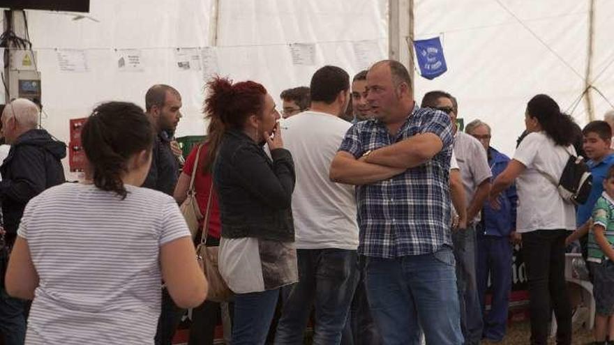 Un grupo de vecinos de Latores en el campo de la fiesta.