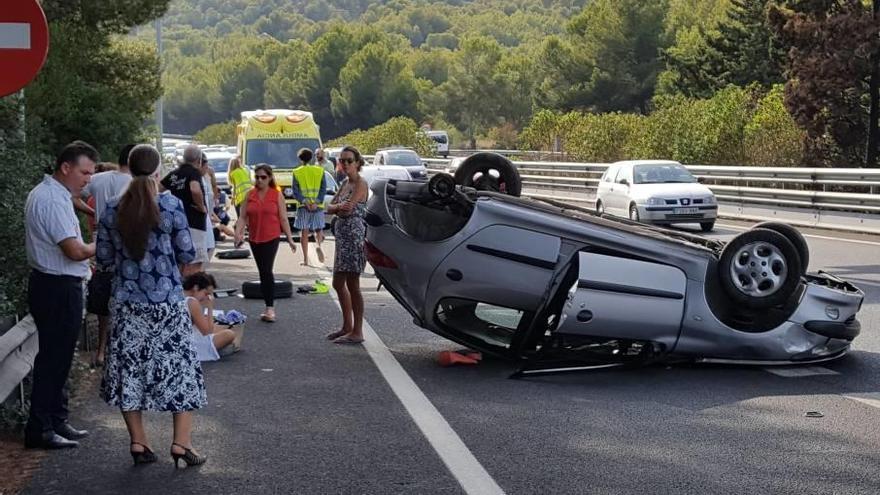 El vehículo volcado, ayer, tras el accidente en la autovía de Andratx.