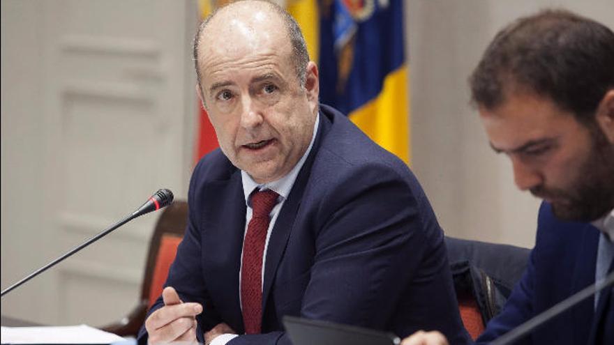 El consejero Pedro Ortega en el Parlamento de Canarias.