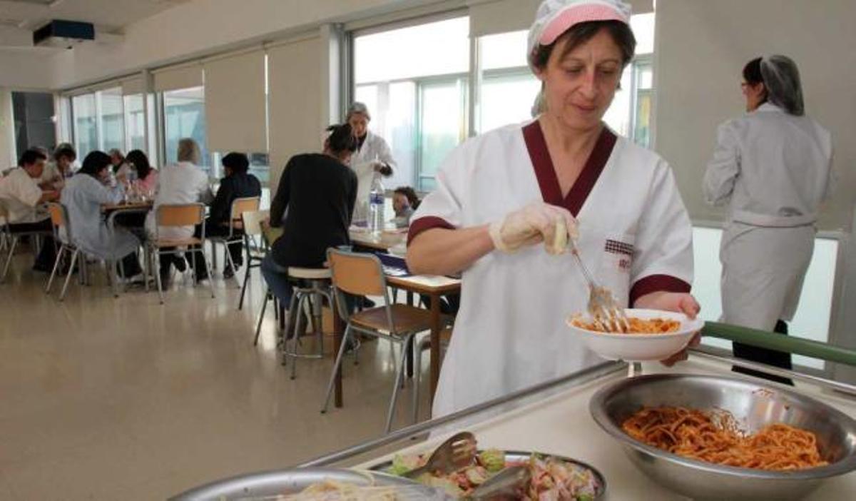 La comunidad del colegio Tomás Llácer disfrutó ayer del que puede ser uno de sus últimos días de comedor.