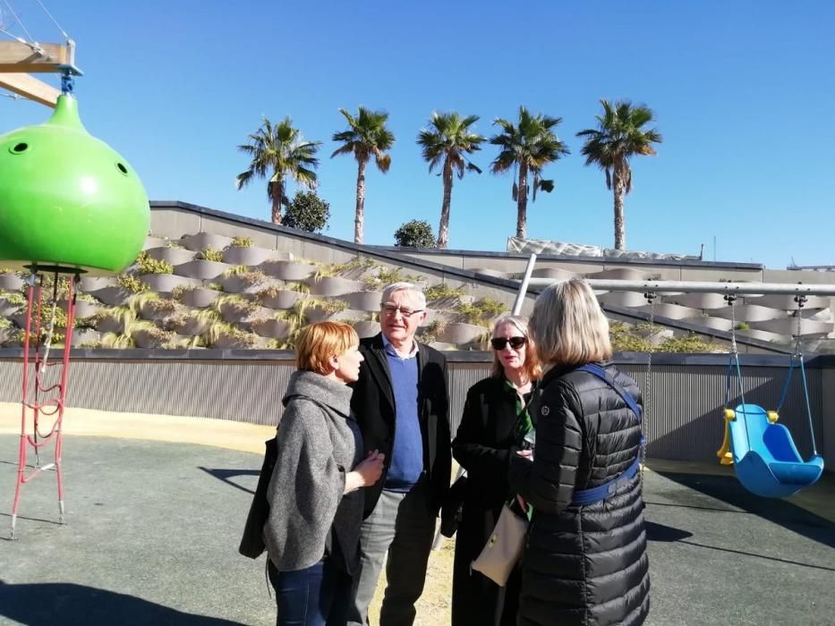 Visita de la paisajista Kathryn Gustafson al Parc Central de València que ella diseñó.