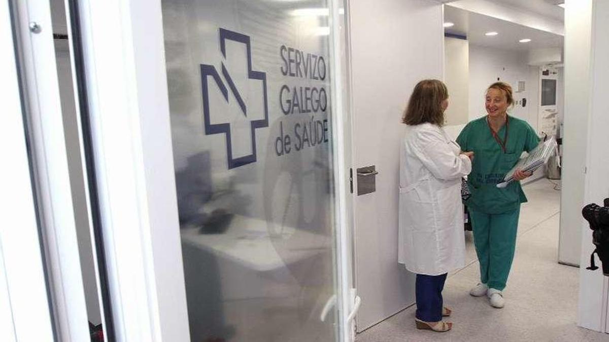 Enfermera y médico en un hospital del Sergas.