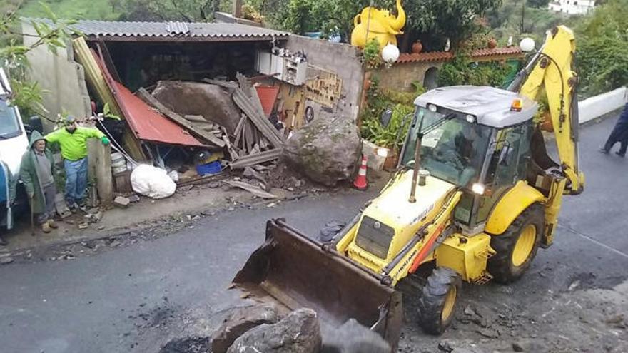 Valsequillo desaloja a cinco familias de sus viviendas al derrumbarse una ladera