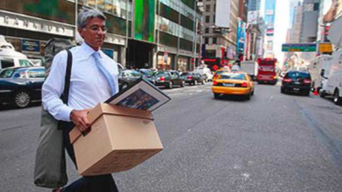 Un empleado de Lehman Brothers abandona su puesto de trabajo en la sede central de Nueva York.