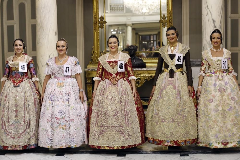 Las aspirantes a fallera mayor conocen el Salón de Cristal