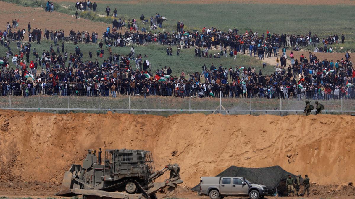 Cientos de palestinos protestan en Gaza frente a la frontera con Israel, este viernes.