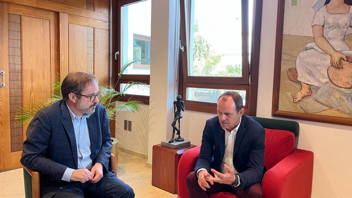 Reunión de Raúl García Brink (i.) y Óscar Hernández, este martes, donde se planteó el CETA comarcal.