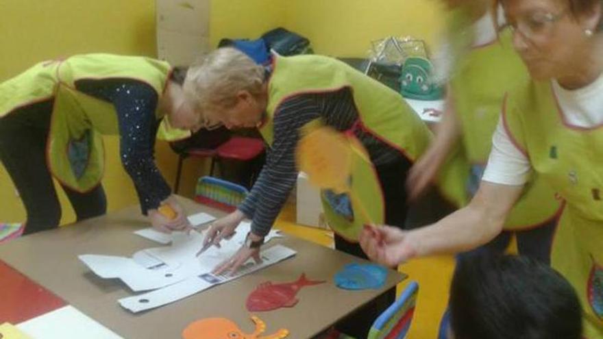 El mar inunda el barrio en su fiesta de la convivencia