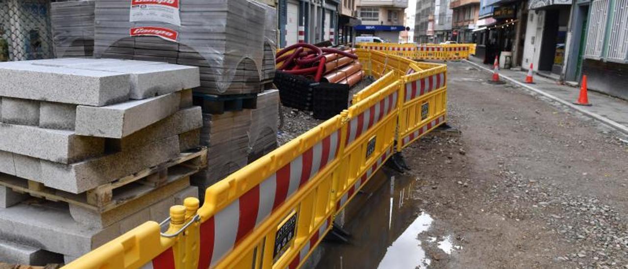 Obra paralizada en la calle San Leopoldo, en febrero. |   // VÍCTOR ECHAVE