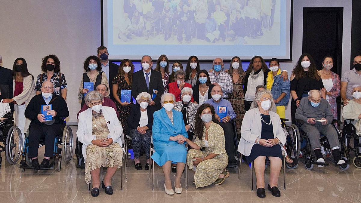 Fotografía de familia de los mayores y los voluntarios participantes en la segunda edición en A Coruña de ‘Tu Historia de Verdad Importa’, durante la entrega de los libros protagonizados por los primeros, ayer, en el Hotel Attica 21.  | // CASTELEIRO/ROLLER AGENCIA