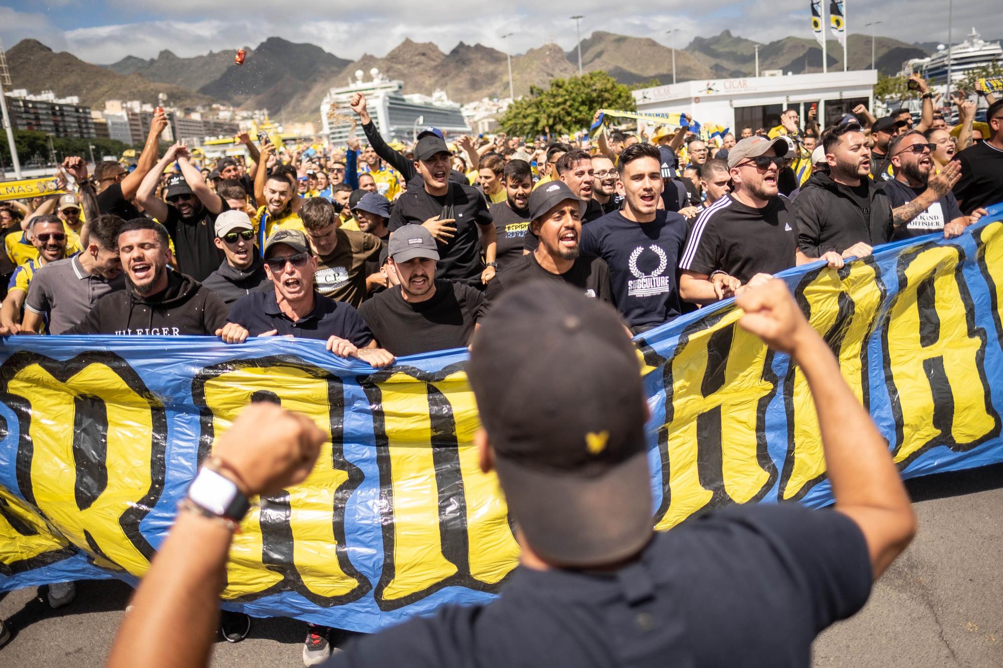 Los aficionados de la UD Las Palmas se dirigen al Heliodoro