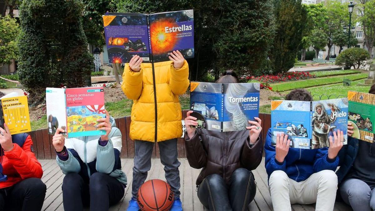 Menores con altas capacidades, en la Praza de Compostela de Vigo.