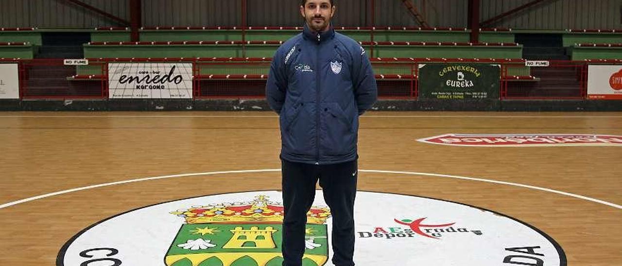 Rafa Vázquez posa en el centro de la pista del pabellón Coto Ferreiro de A Estrada. // Bernabé/J. C. Asorey