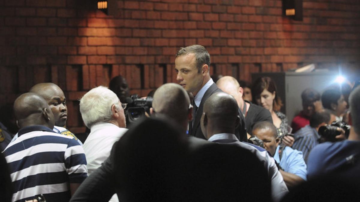 Oscar Pistorius abandona la sala de vistas, el viernes en los juzgados de Pretoria.