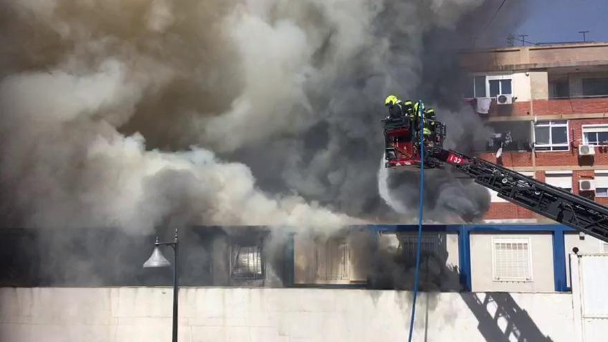 Evacúan por un incendio un colegio de Natzaret en València