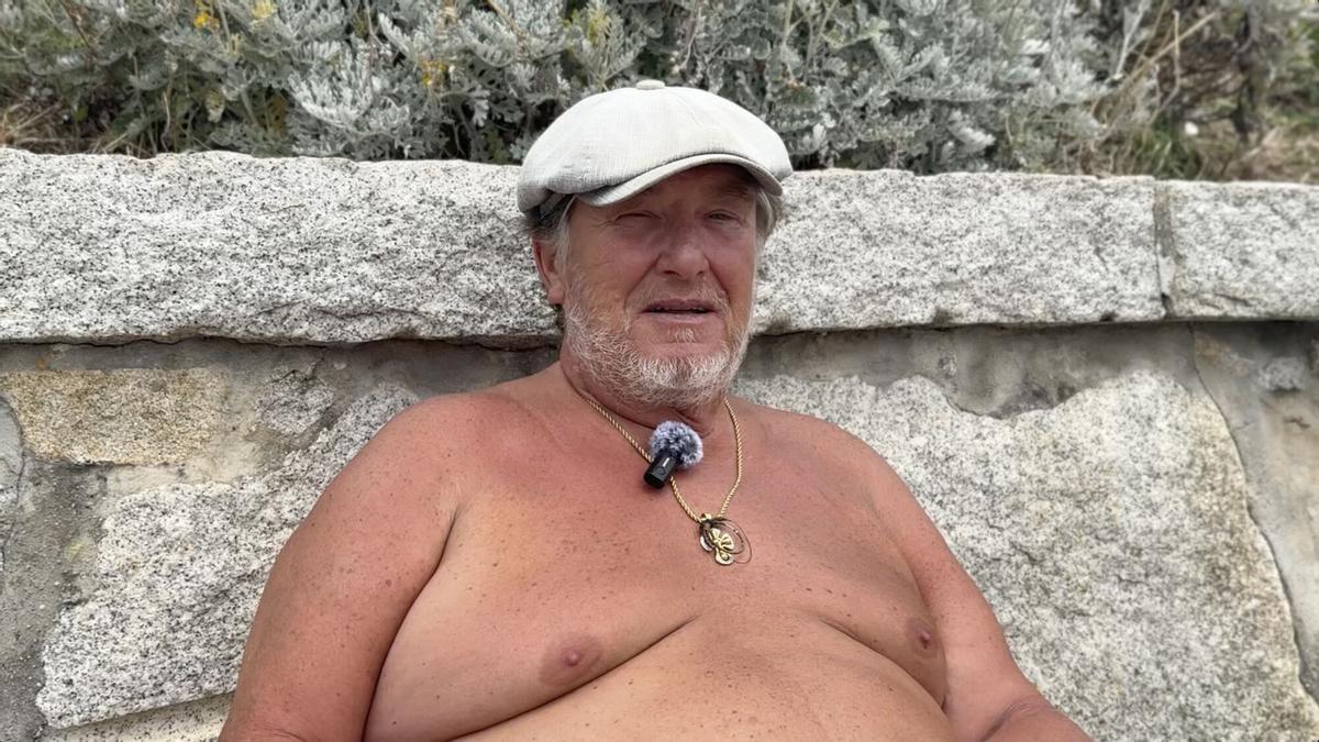 Chema Guijón usuario de la playa de San Amaro