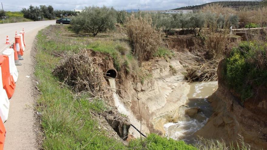 La rotura del colector de la depuradora provoca el vertido de residuos al río Lucena