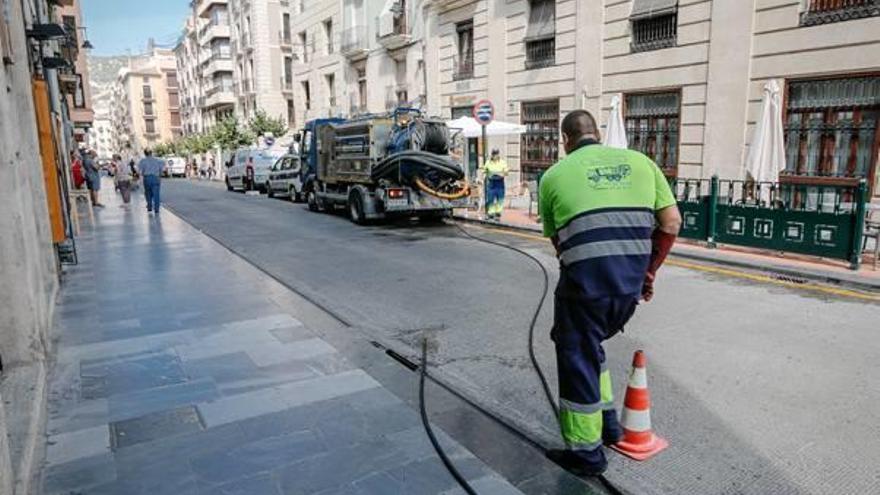 Operarios limpiando los imbornales de San Lorenzo.