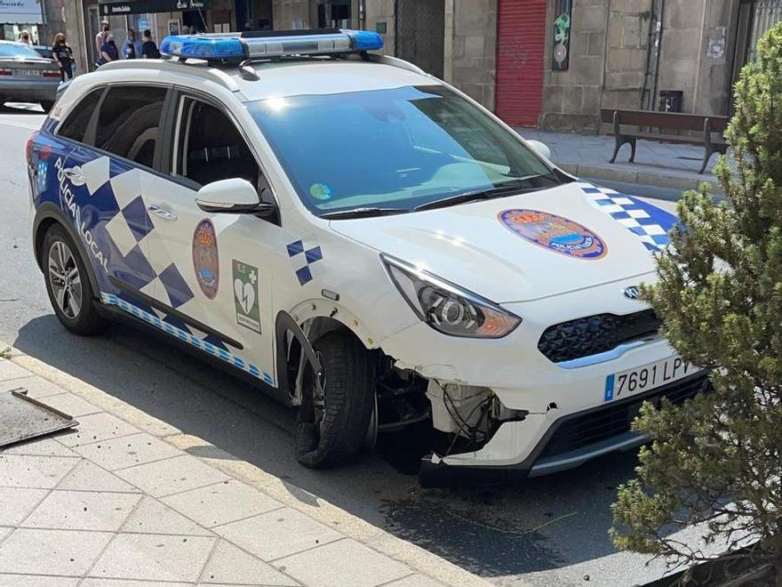 Estado en el que quedó el coche policial accidentado.