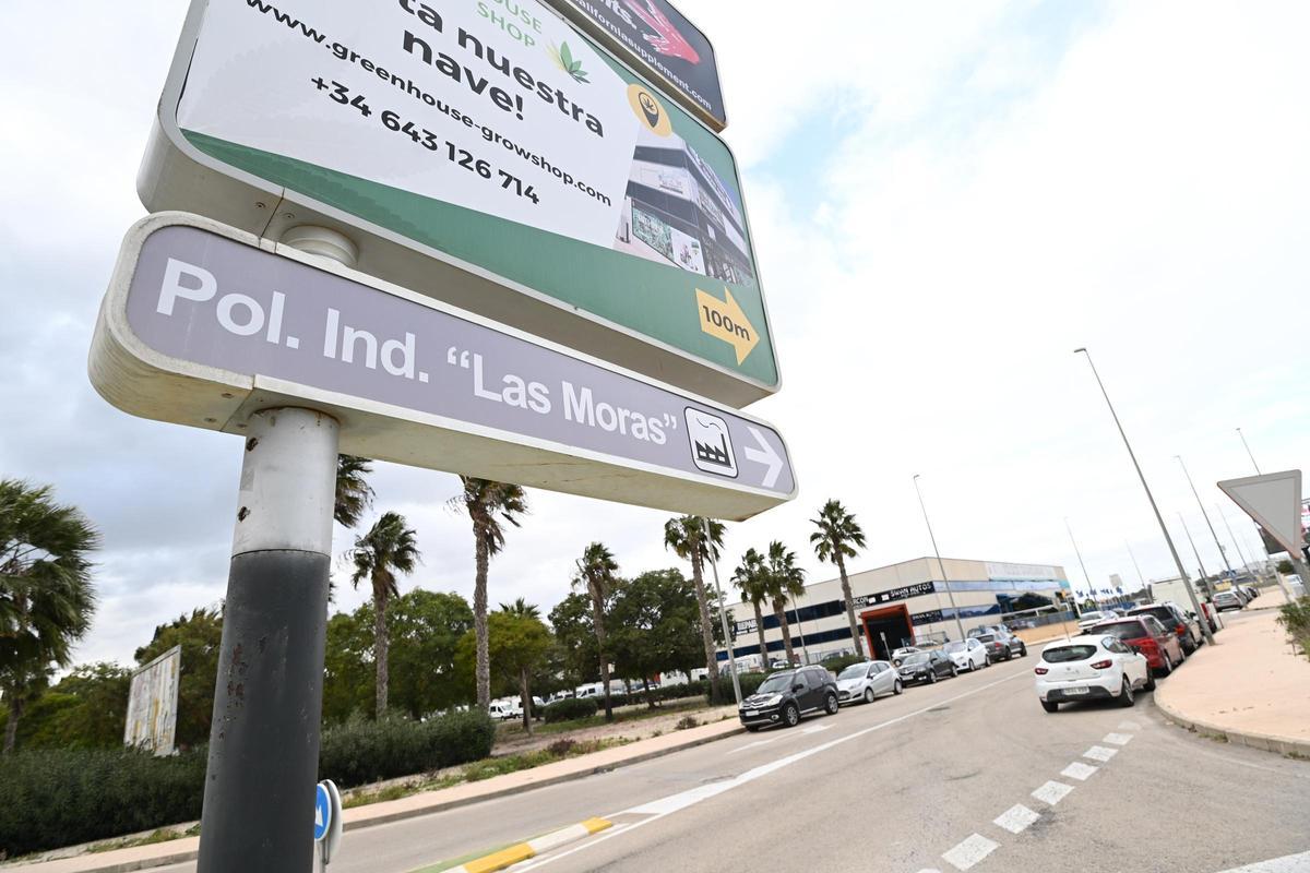 Acceso al polígono industrial de Las Moras en San Fulgencio.
