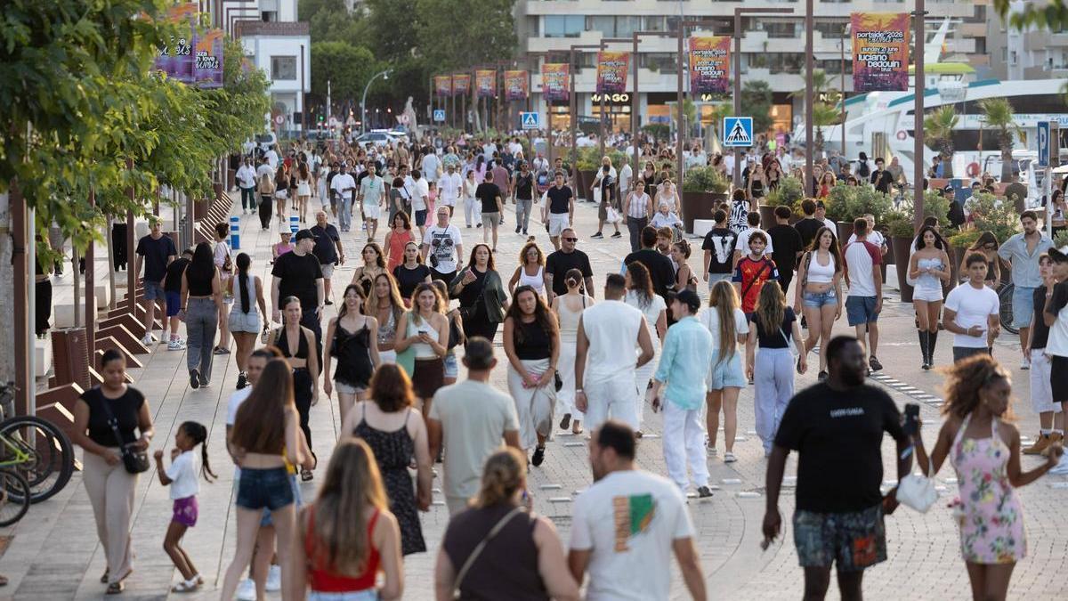 El puerto de Ibiza, repleto de gente este fin de semana.