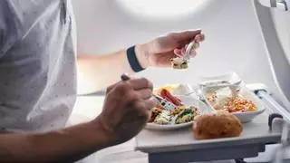 Esto es lo que NO puedes comer antes de subir a un avión