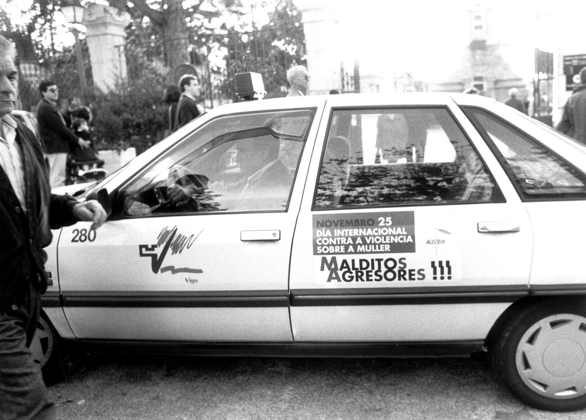 Carteles contra la violencia sobre la mujer en taxis de Vigo en 1996