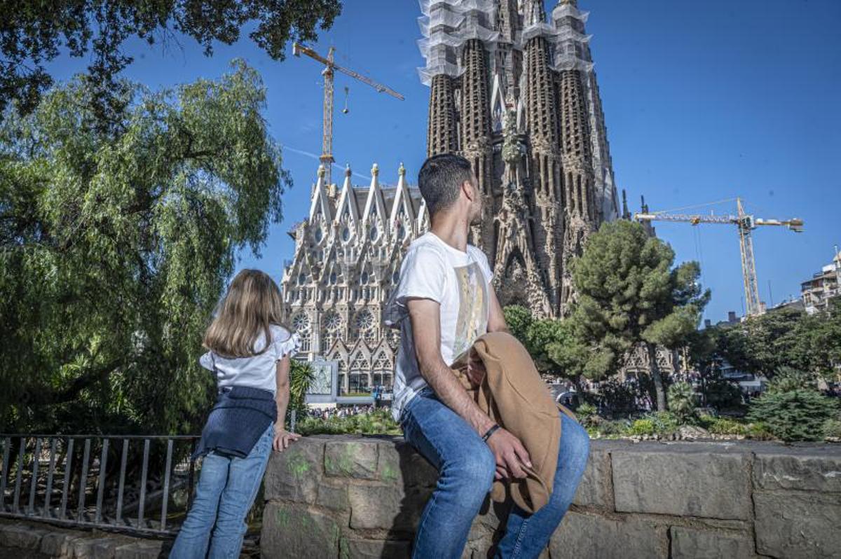 Diego posa en la plaza de Gaudí, con el templo de La Sagrada Familia al fondo.