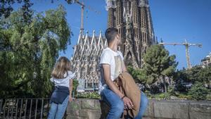 Diego posa en la plaza de Gaudí, con el templo de La Sagrada Familia al fondo.