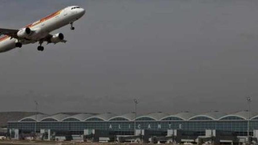 Un avión despega en el aeropuerto en una imagen de archivo.