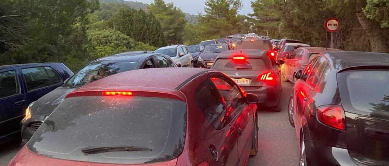 La concentración de vehículos bloquea la carretera que conduce hasta la zona de acantilados de Cala d’Hort.