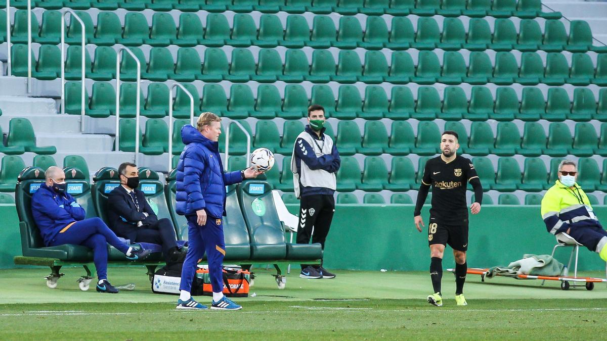 Ronald Koeman entrega el balón a Alba para un saque de banda en el Elche-Barça.