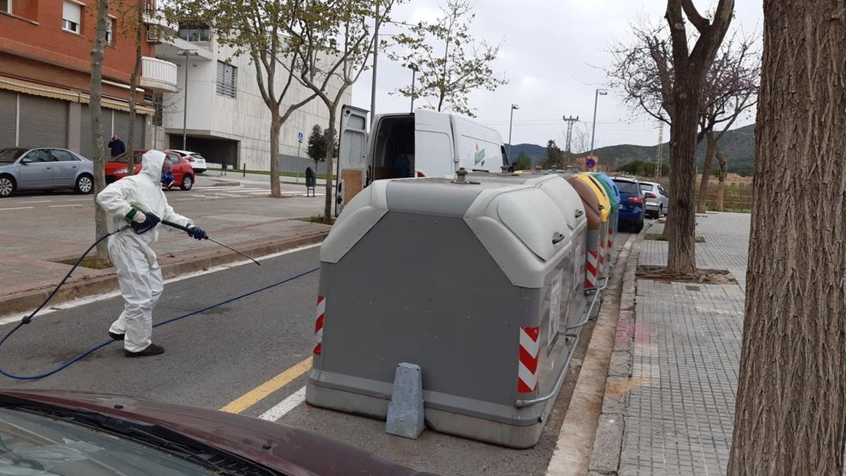 Operarios municipales de Viladecans trabajando en las tareas de desinfección de la vía pública