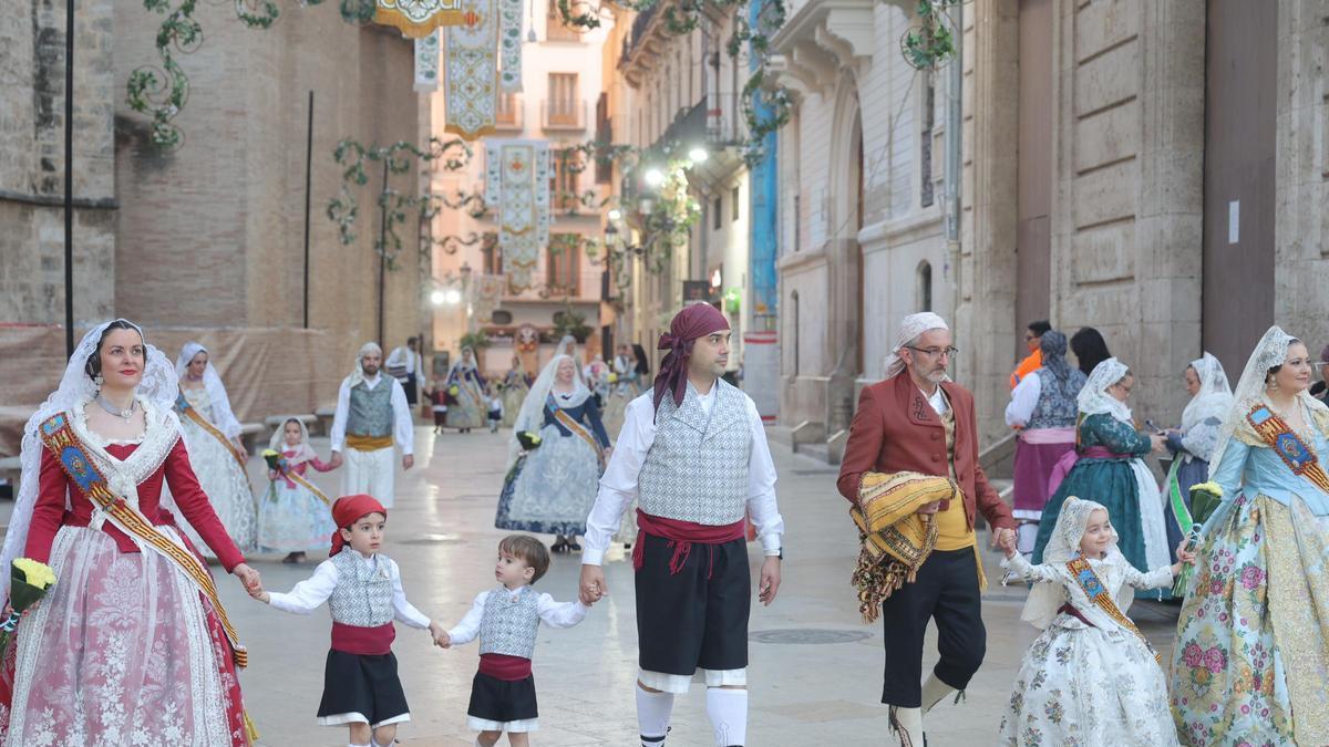 Todas las fotos de la ofrenda del 17 de marzo por la calle San Vicente hasta las 19:30 horas