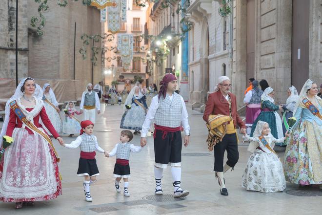 Todas las fotos de la ofrenda del 17 de marzo por la calle San Vicente hasta las 19:30 horas