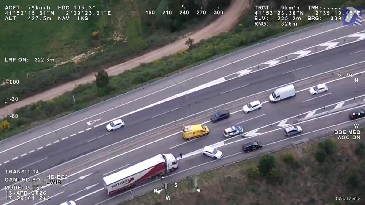 El camió de gran tonatge que talla l'Eix Transversal en sentit Girona.