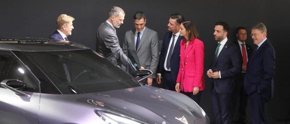 El rey Felipe VI, acompañado por el presidente del Gobierno, Pedro Sánchez, y varios dirigentes más en el acto de inicio de la construcción de la gigafactoría de baterías de VW en Sagunt