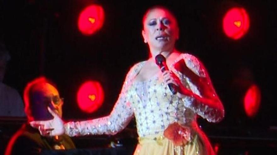 El momentazo viral de Isabel Pantoja en Zaragoza cantando el mítico &#039;Así fue&#039;