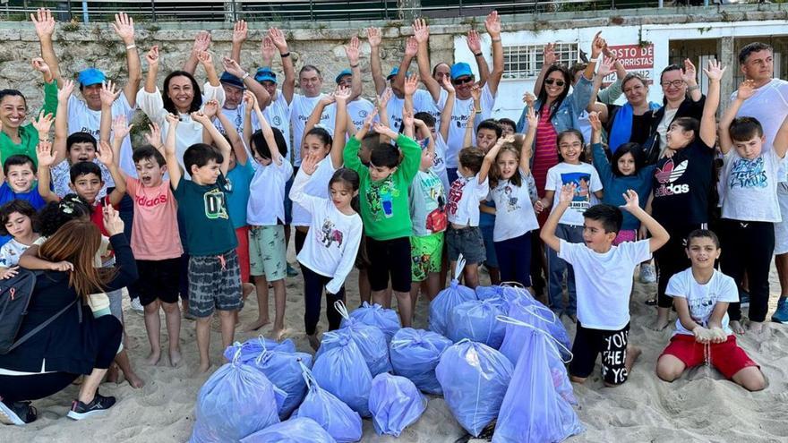 Escolares de A Laxe colaboran en la limpieza de Portocelo