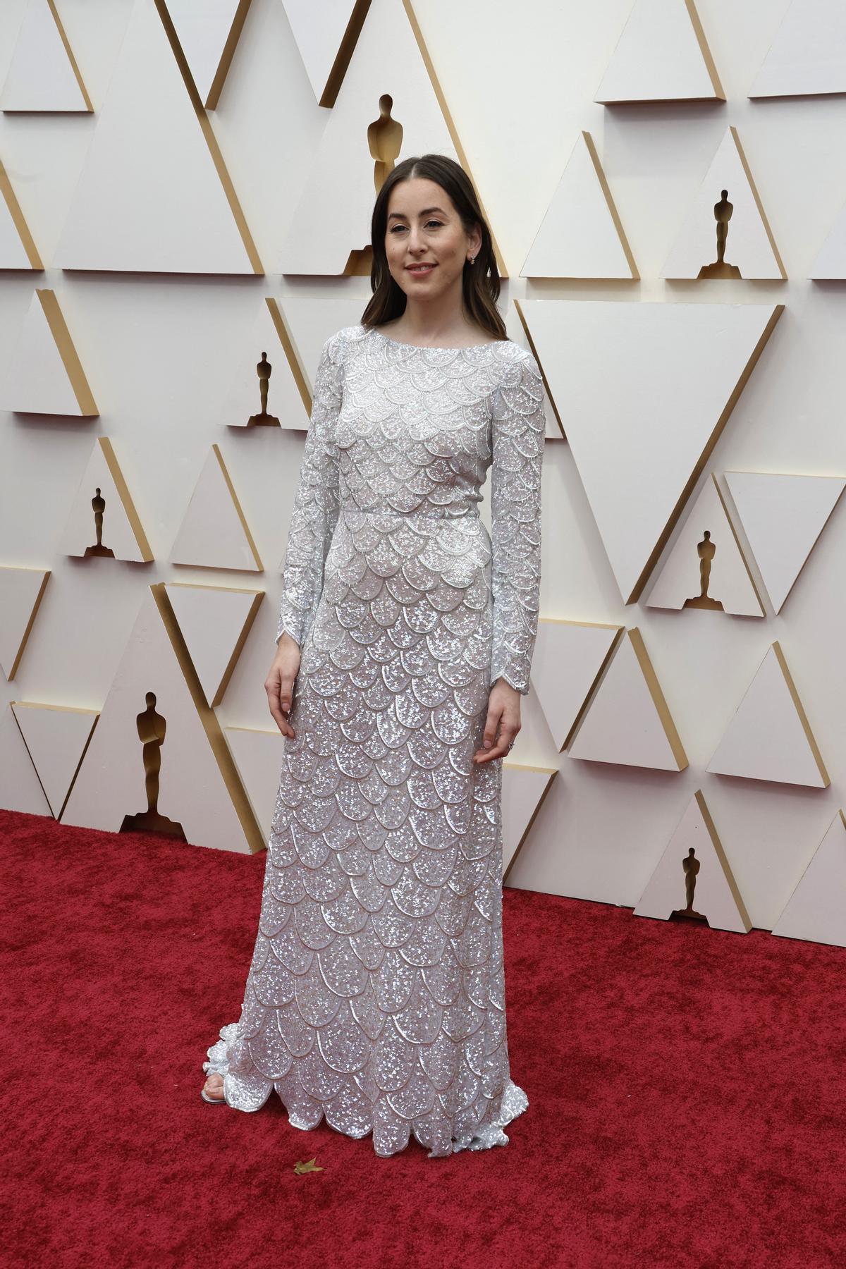 Alana Haim, en la alfombra roja de los Oscars 2022.