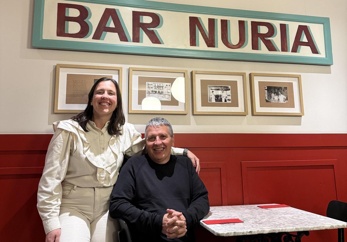 Ricard Noguera, con su hija Laura, en el Bar Nuri, este martes.