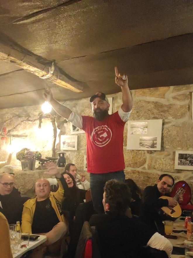 Una actuación anterior de "Unha man diante e outra detrás", en Taberna de Temperán.