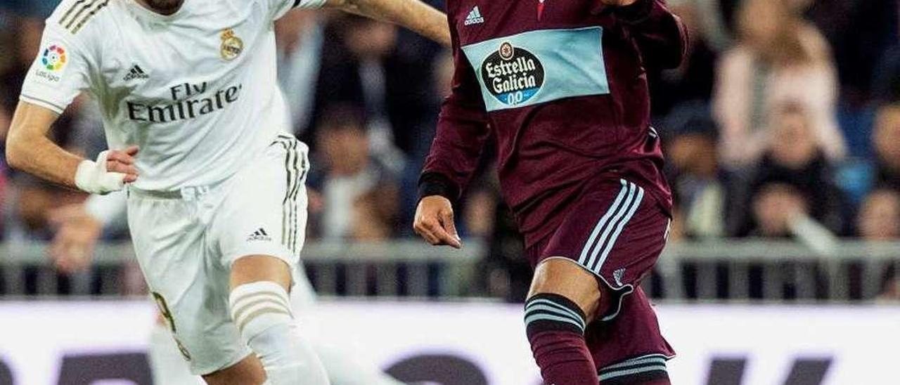 Rafinha conduce el balón en el Bernabéu perseguido por Benzema. // LOF