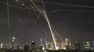 Israel e Irán intercambian misiles y bombardeos en una noche de sirenas antiaéreas y fuegos artificiales