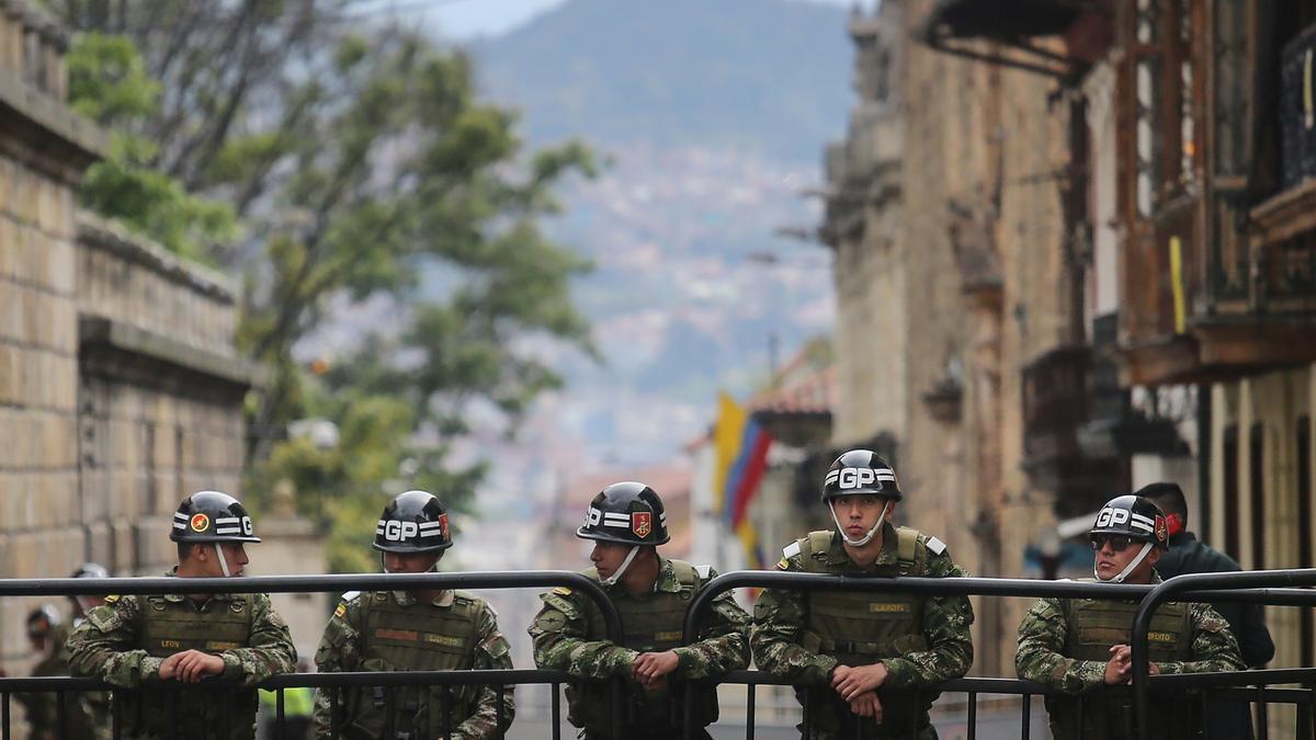 Archivo - Imagen de archivo de un grupo de soldados colombianos en Bogotá.