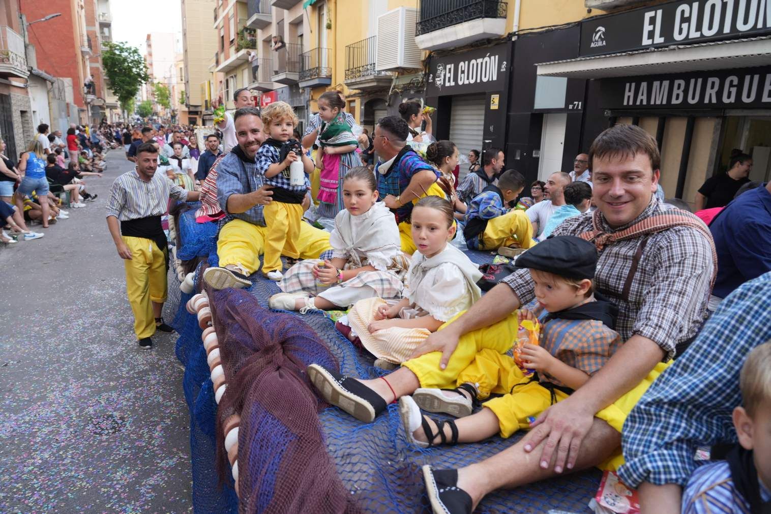 El Grau da inicio a las fiestas de Sant Pere con pólvora, bous y música