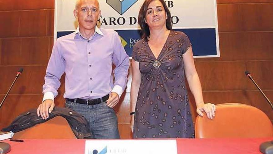Sylvia de Béjar fue presentada por el sexólogo Emilio López.  // José Lores