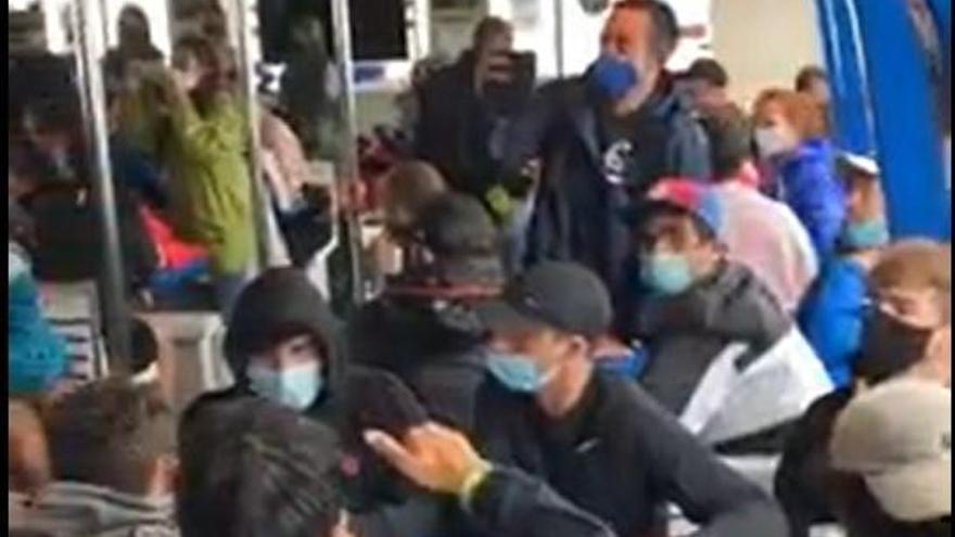 Interior del barco que salió de la isla de Ons el domingo y que generó las quejas de usuarios. //Fdv