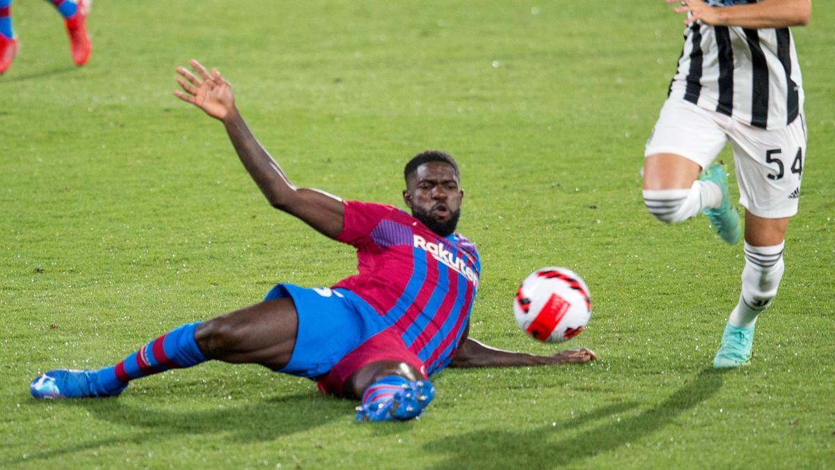 Umtiti sale al cruce de un jugador de la Juventus en el trofeo Joan Gamper 2022, el último partido de jugó.