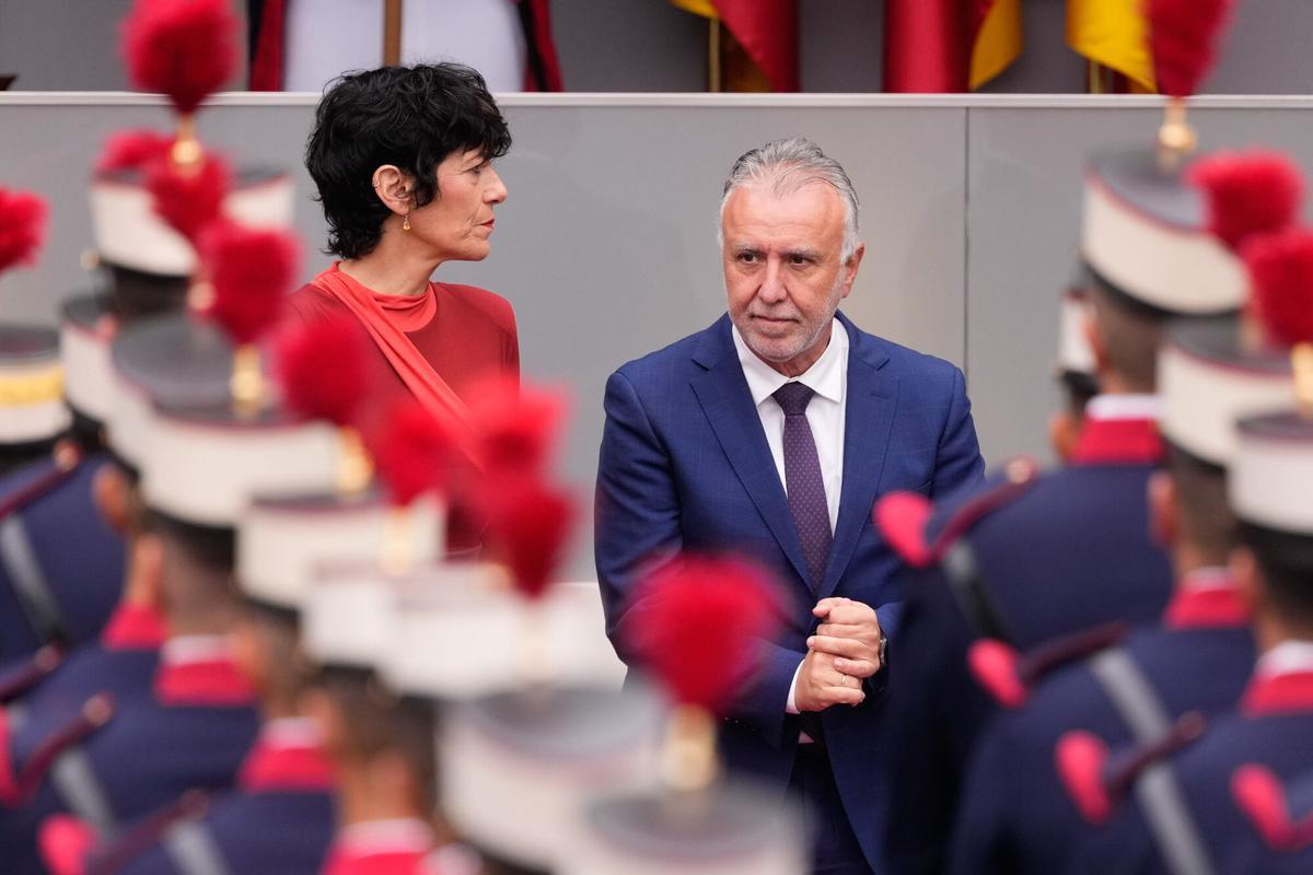 MADRID, 12/10/2025.- El ministro de Política Territorial, Ángel Víctor Torres, y la ministra de Inclusión, Seguridad Social y Migraciones, Elma Saiz, antes del desfile de las Fuerzas Armadas con motivo de la Fiesta Nacional en la tribuna de autoridades este domingo. EFE/Borja Sánchez-Trillo